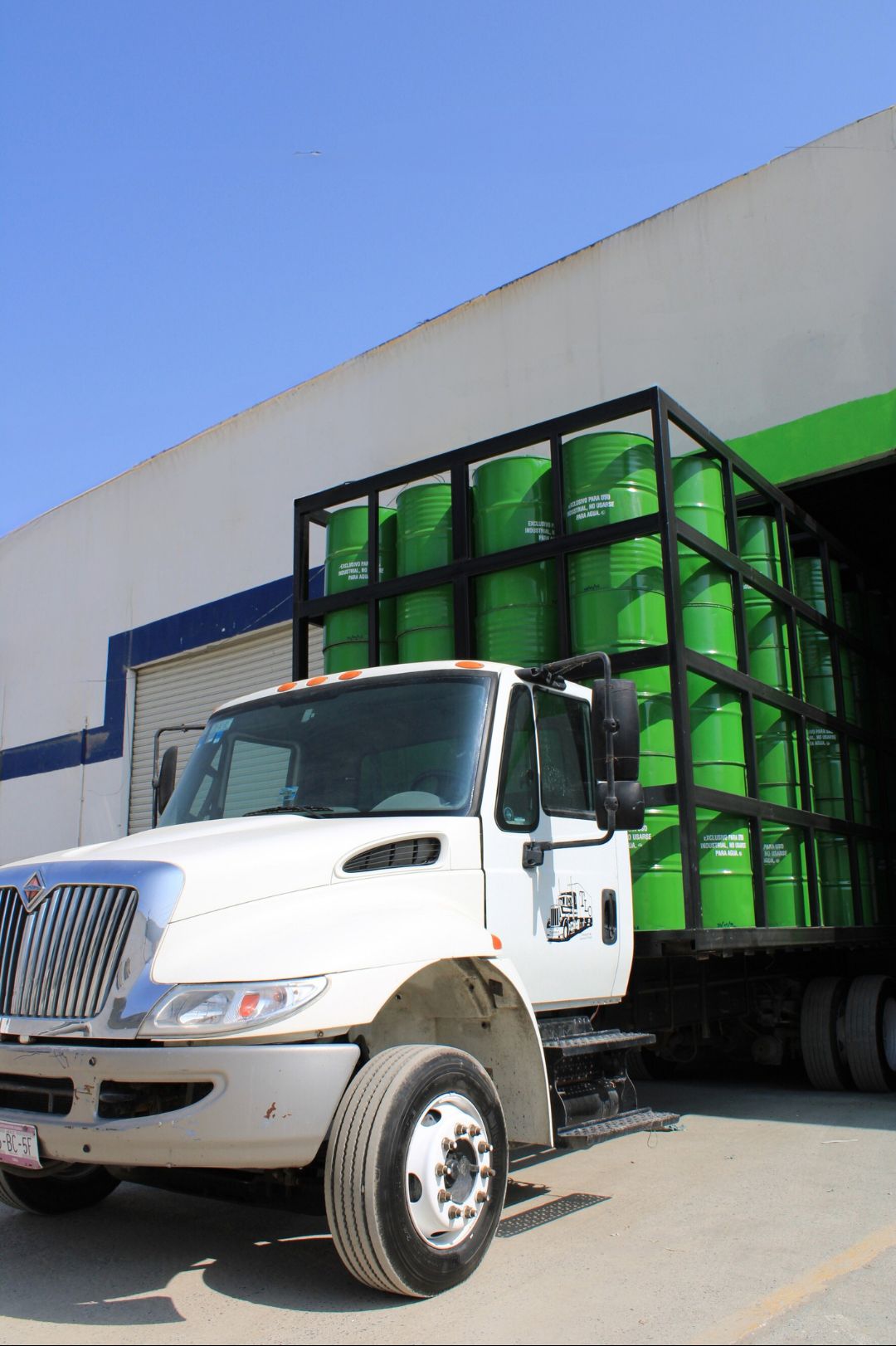 Unidad de Reymasa cargando tambos en la bodega