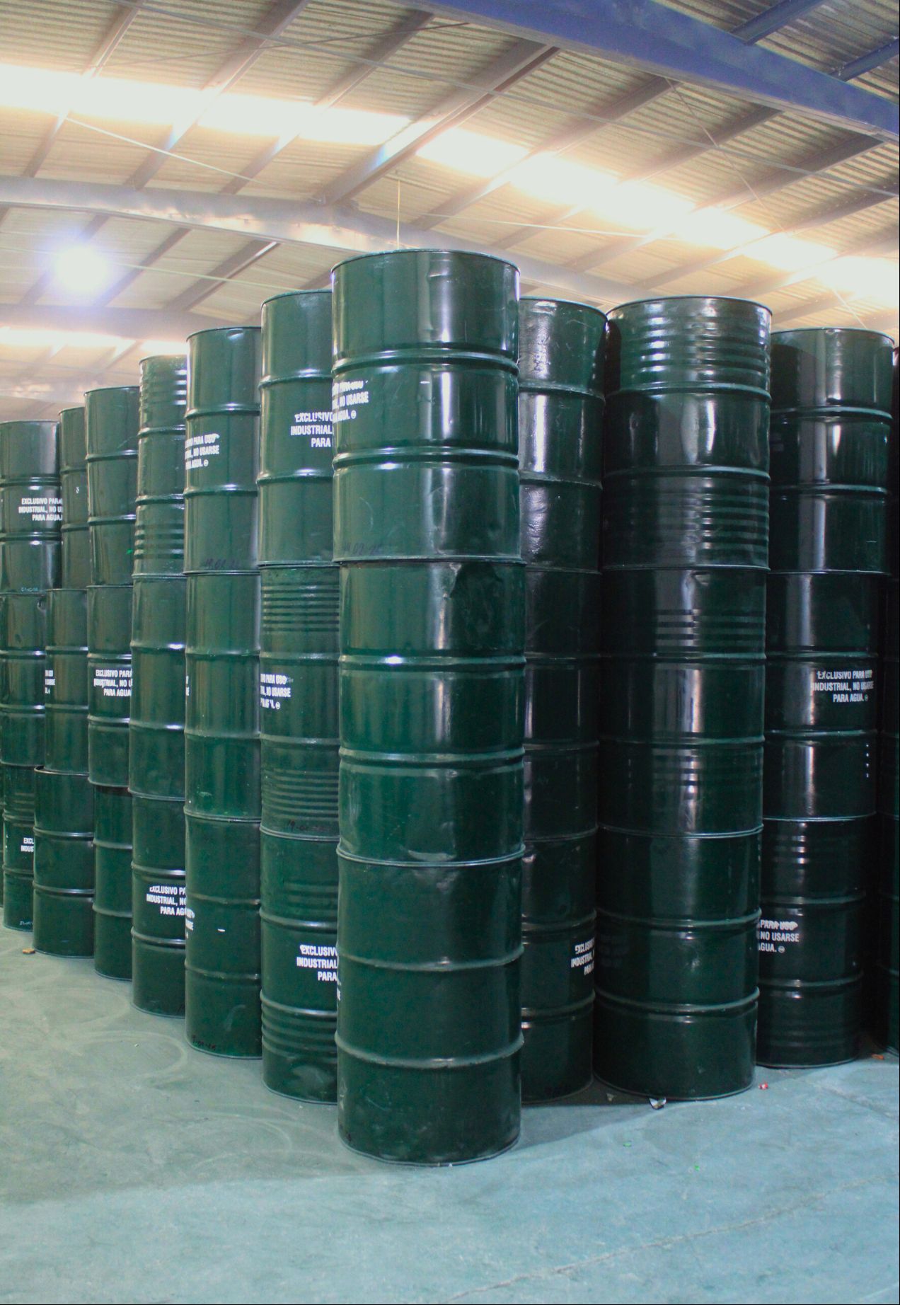 Tambos industriales apilados en la bodega de Reymasa